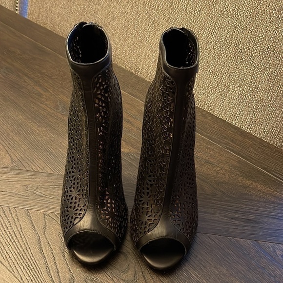 Badgley Mischka Black Laser Cut Booties Size 9.5 - Picture 4 of 10